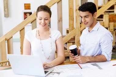 Ofisteki iki genç mimar