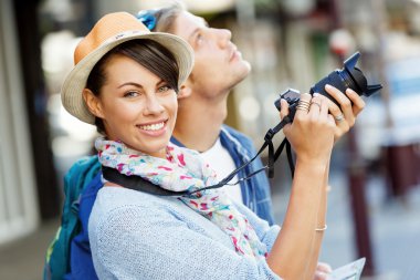 Gülümseyen çift kamera ile