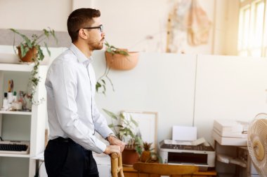 Office merdivenlerde oturan genç adam portresi