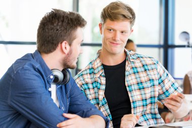 Genç Ofis çalışanları tartışıyor