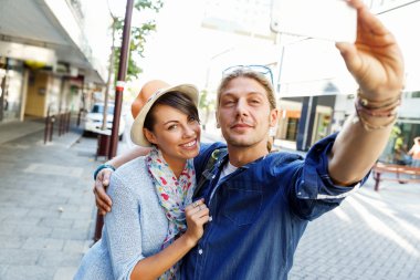 Gülümseyen çift kamera ile