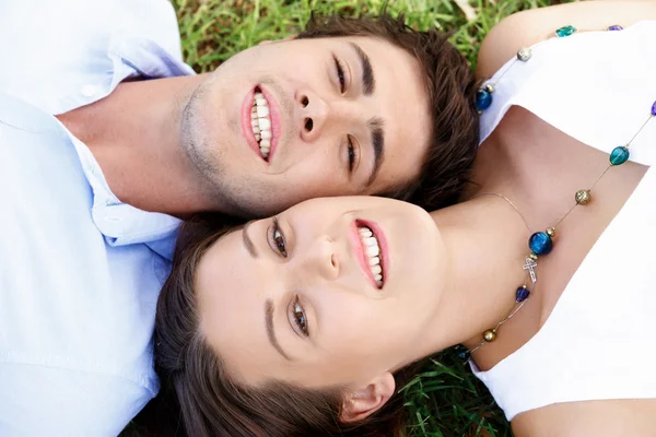 Pareja joven en el parque — Foto de Stock