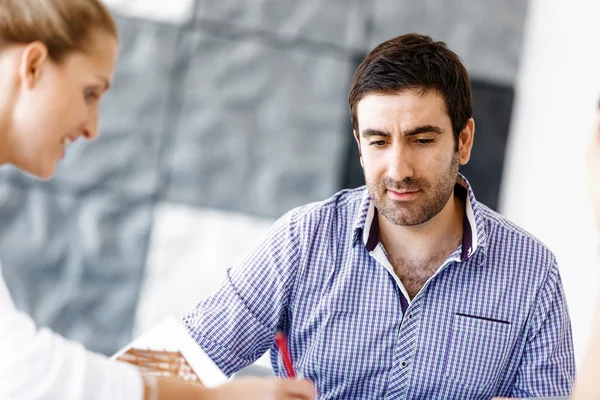 Geschäftsleute im modernen Büro — Stockfoto