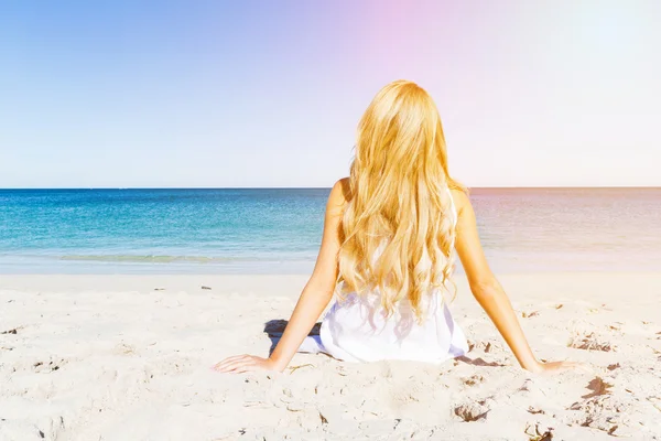 Jovem mulher relaxante na praia — Fotografia de Stock