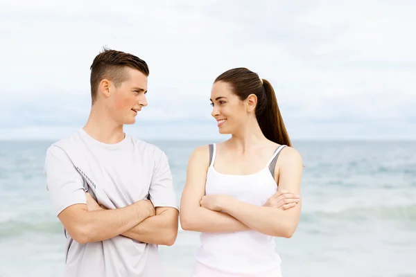 Jong koppel op zoek naar elkaar op strand — Stockfoto