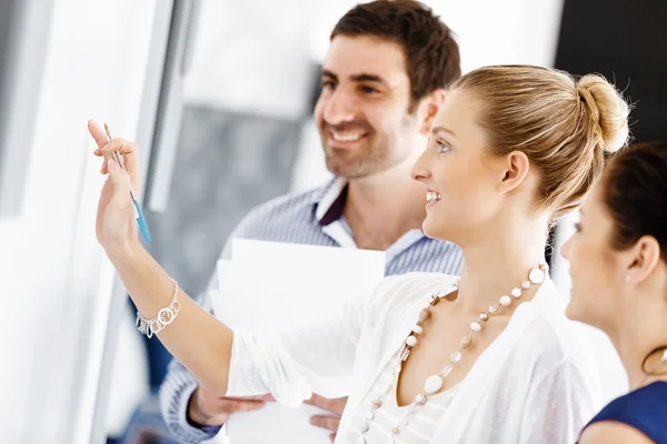 Geschäftsleute im modernen Büro — Stockfoto