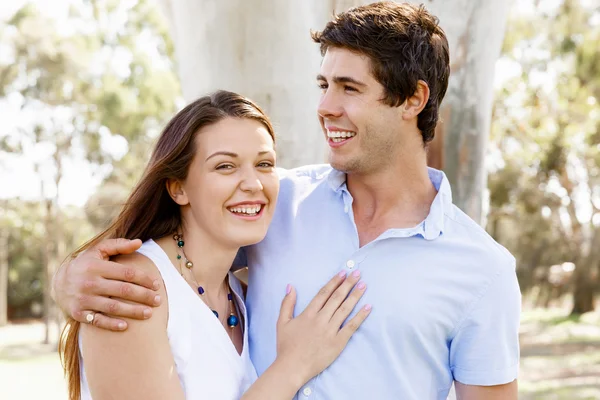 Jeune couple dans le parc — Photo