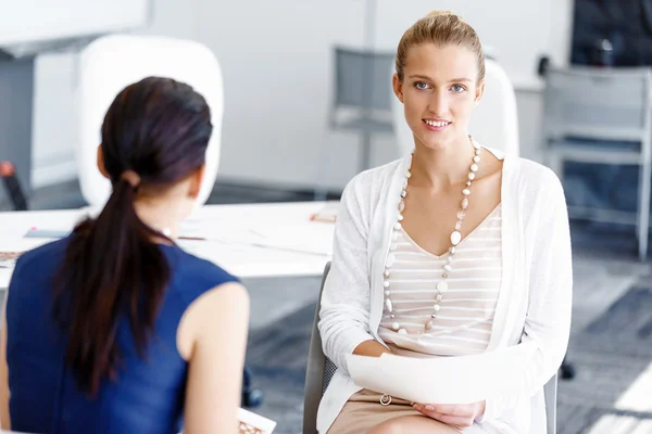 Two female colleagues in office — Stock Photo, Image