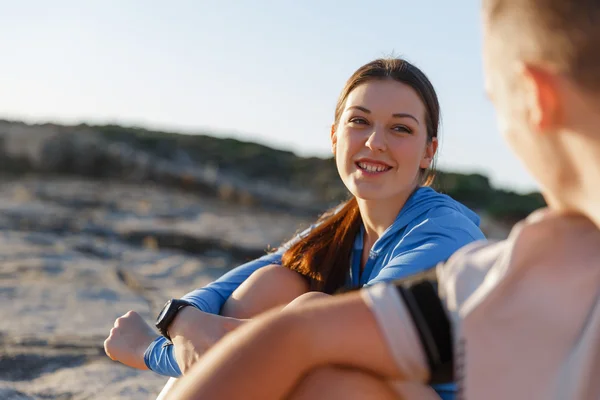 Couple en tenue de sport sur la plage — Photo