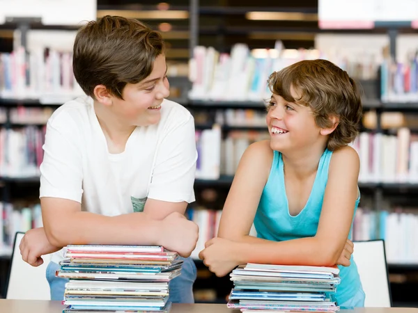 Två pojkar i biblioteket — Stockfoto