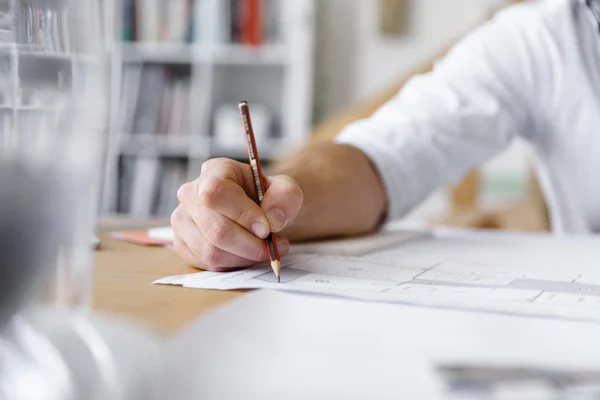 Ung affärsman i tjänst — Stockfoto