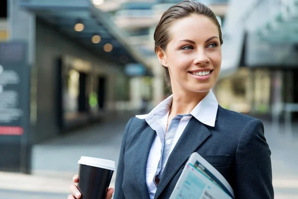 Portrait of business woman walking and smiling outdoor — Stock Photo, Image