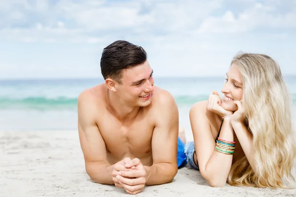 Romântico jovem casal na praia — Fotografia de Stock