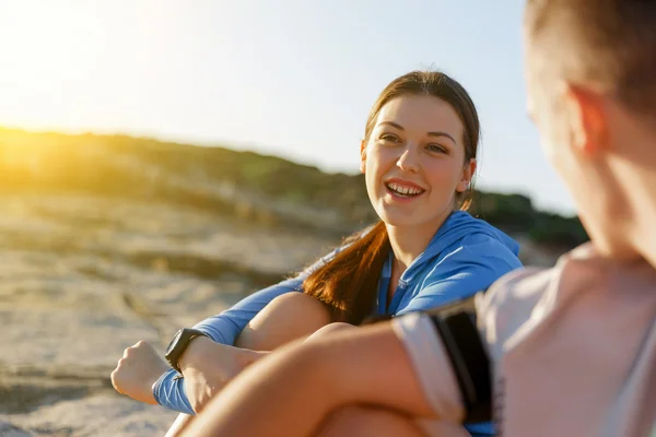 Pareja en ropa deportiva en la playa —  Fotos de Stock