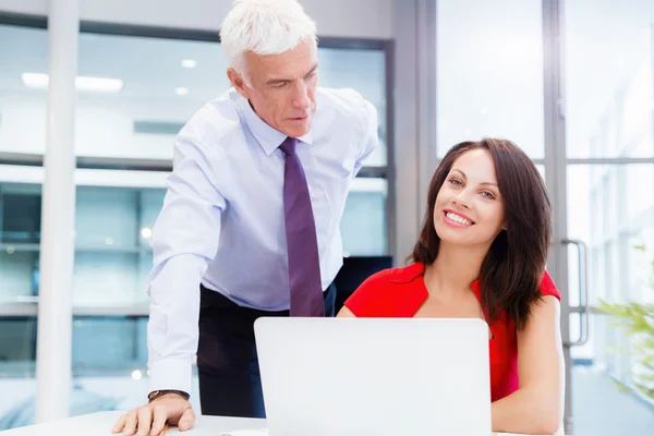 Feliz de ayudar con su tarea — Foto de Stock