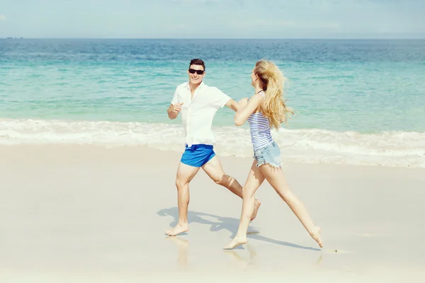 Romantique jeune couple sur la plage — Photo