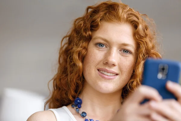Glad vacker ung affärskvinna med hjälp av smart telefon leende — Stockfoto
