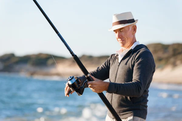 Старший рыбак на берегу моря — стоковое фото