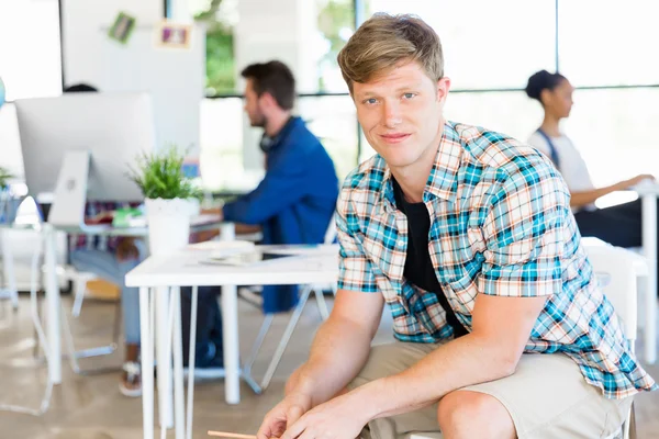 Junger Mann arbeitet im Büro — Stockfoto