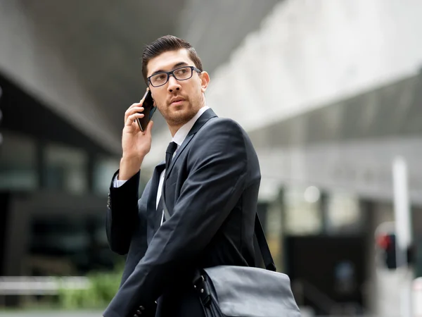 Retrato de hombre de negocios guapo Al aire libre —  Fotos de Stock