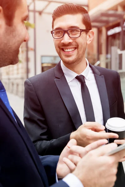 Dos hombres de negocios hablando al aire libre — Foto de Stock