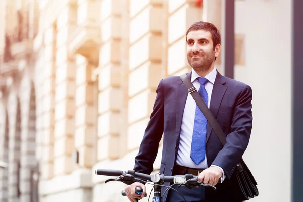 Jonge zakenmensen met een fiets — Stockfoto