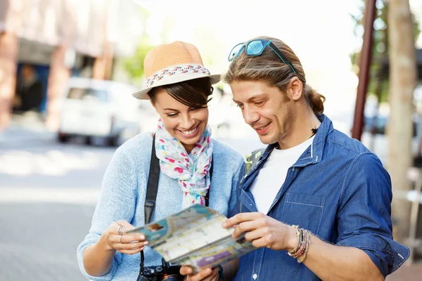 Girl and guy on the streets of a city — Stock Photo, Image