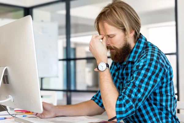 Junger Mann arbeitet im Büro — Stockfoto