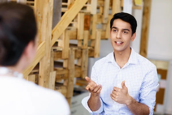 Succesvolle jonge leidinggevenden vergadering op het Bureau — Stockfoto