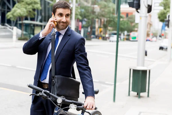 Jóvenes empresarios con una bicicleta — Foto de Stock