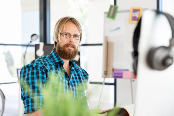 Giovane che lavora in ufficio — Foto Stock