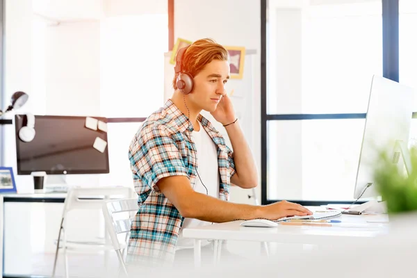 Junger Mann arbeitet im Büro — Stockfoto