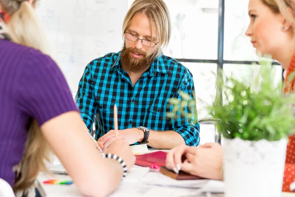 Junge Büroangestellte diskutieren — Stockfoto