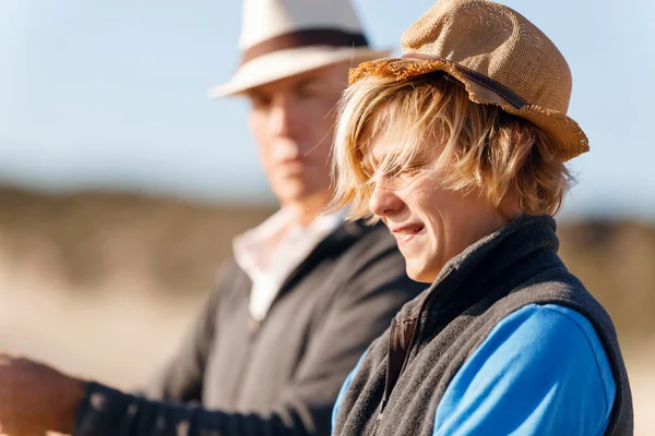 Adolescente ragazzo pesca in mare — Foto Stock