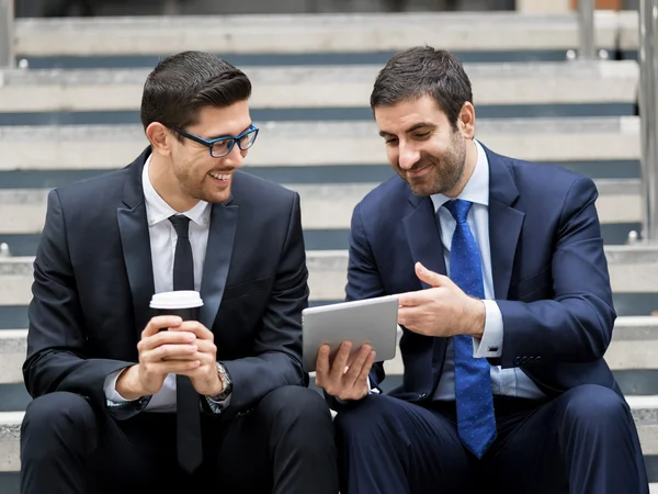 Dos hombres de negocios hablando al aire libre — Foto de Stock