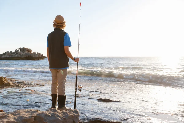 Adolescente menino pesca no mar — Fotografia de Stock