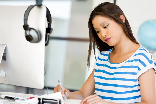 Young woman in office — Stock Photo, Image