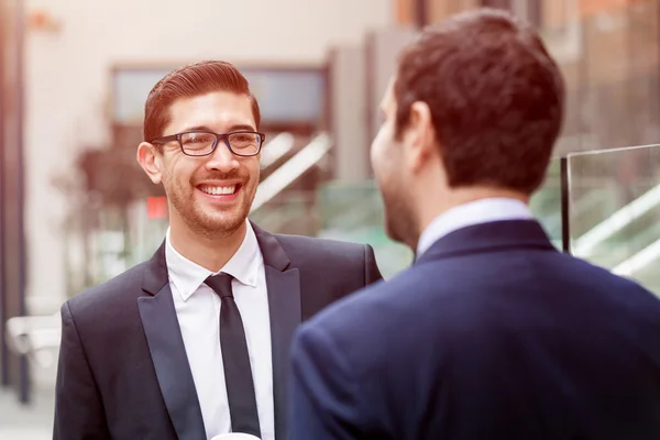 Zwei Geschäftsleute unterhalten sich im Freien — Stockfoto