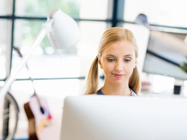 Jeune femme travaillant dans le bureau — Photo