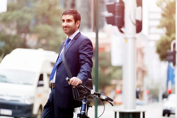 Jonge zakenmensen met een fiets — Stockfoto