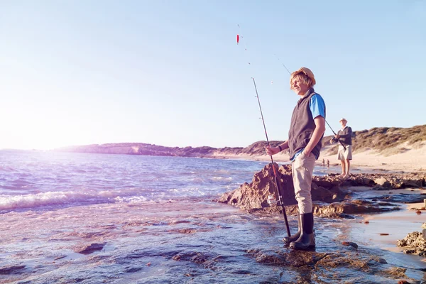 Tizenéves fiú, a tengeri halászat — Stock Fotó