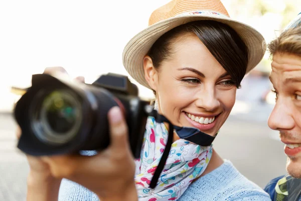 Coppia sorridente con la fotocamera — Foto Stock