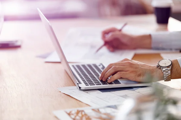 Bureau en handen close-up — Stockfoto