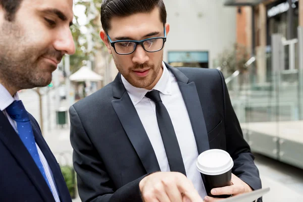 Dos hombres de negocios hablando al aire libre —  Fotos de Stock