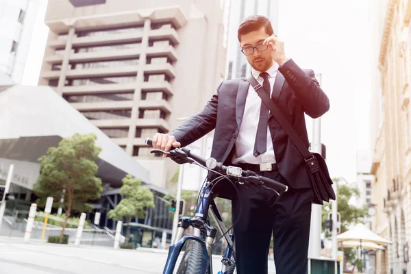 Молодые бизнесмены с велосипедом — стоковое фото