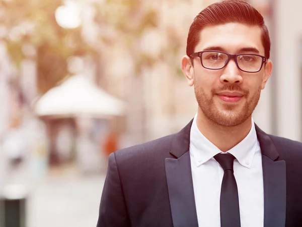 Retrato de hombre de negocios guapo Al aire libre — Foto de Stock