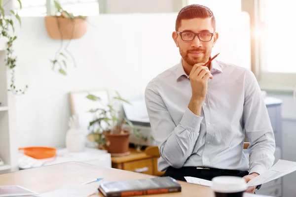 Jonge man in Office — Stockfoto