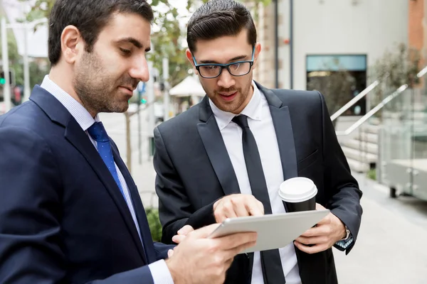 Dos hombres de negocios hablando al aire libre — Foto de Stock