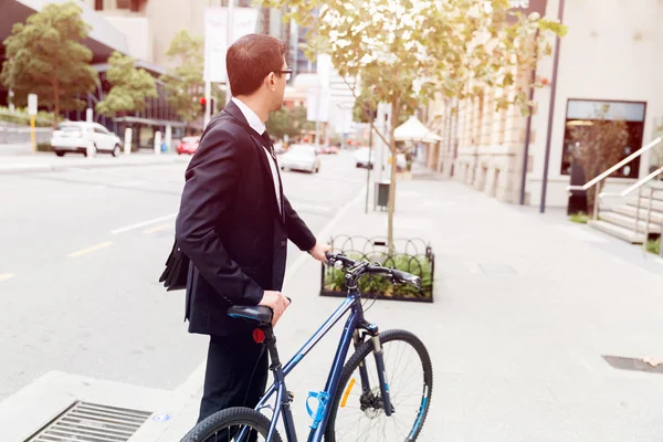 Jóvenes empresarios con una bicicleta — Foto de Stock