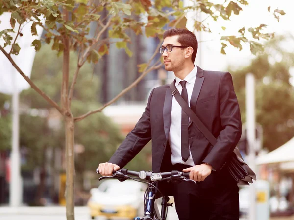 Jóvenes empresarios con una bicicleta — Foto de Stock